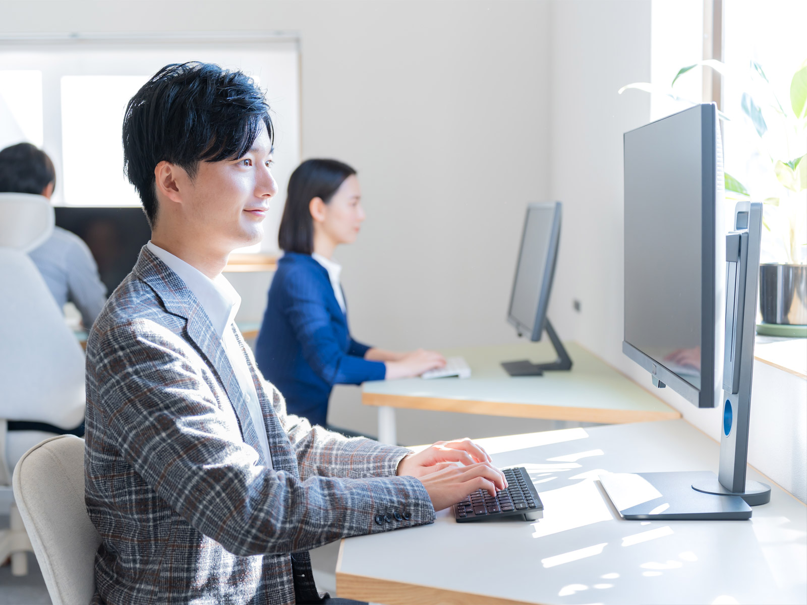 動画制作を行う男性